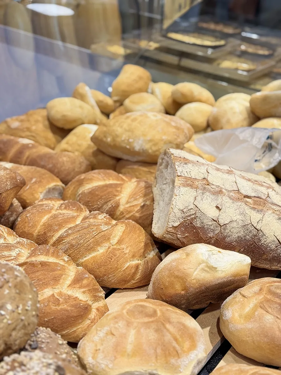 Pane artigianale appena sfornato — Panificio Pane Tinto